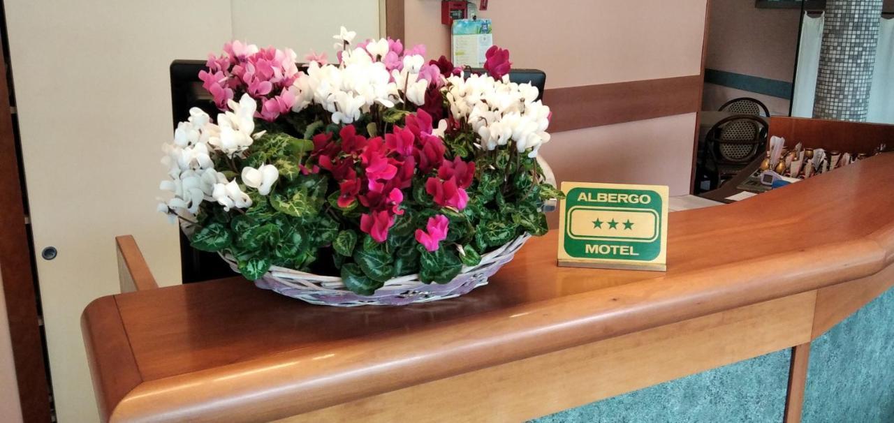 Hotel Motel Est Peschiera Borromeo Ngoại thất bức ảnh