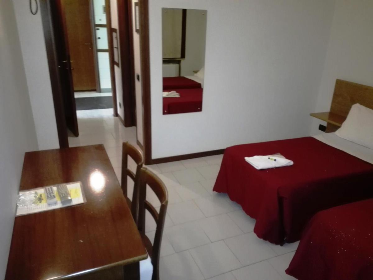 Hotel Motel Est Peschiera Borromeo Ngoại thất bức ảnh