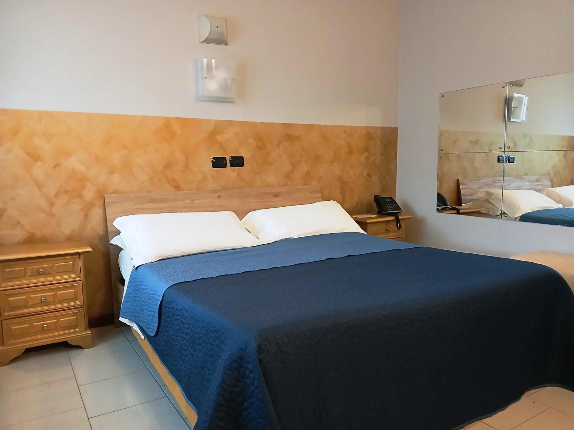 Hotel Motel Est Peschiera Borromeo Ngoại thất bức ảnh